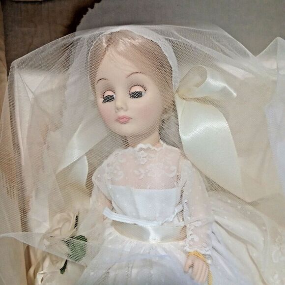 Vintage Effanbee Doll 15ins Tall the Bride. 1522 - Picture 9 of 11